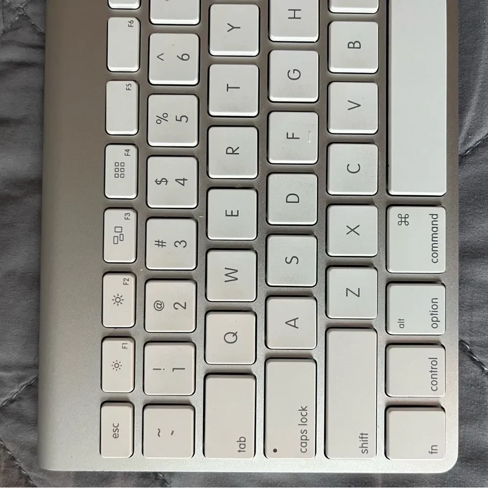 Apple Magic Keyboard A1314 Wireless Bluetooth Aluminum Compact